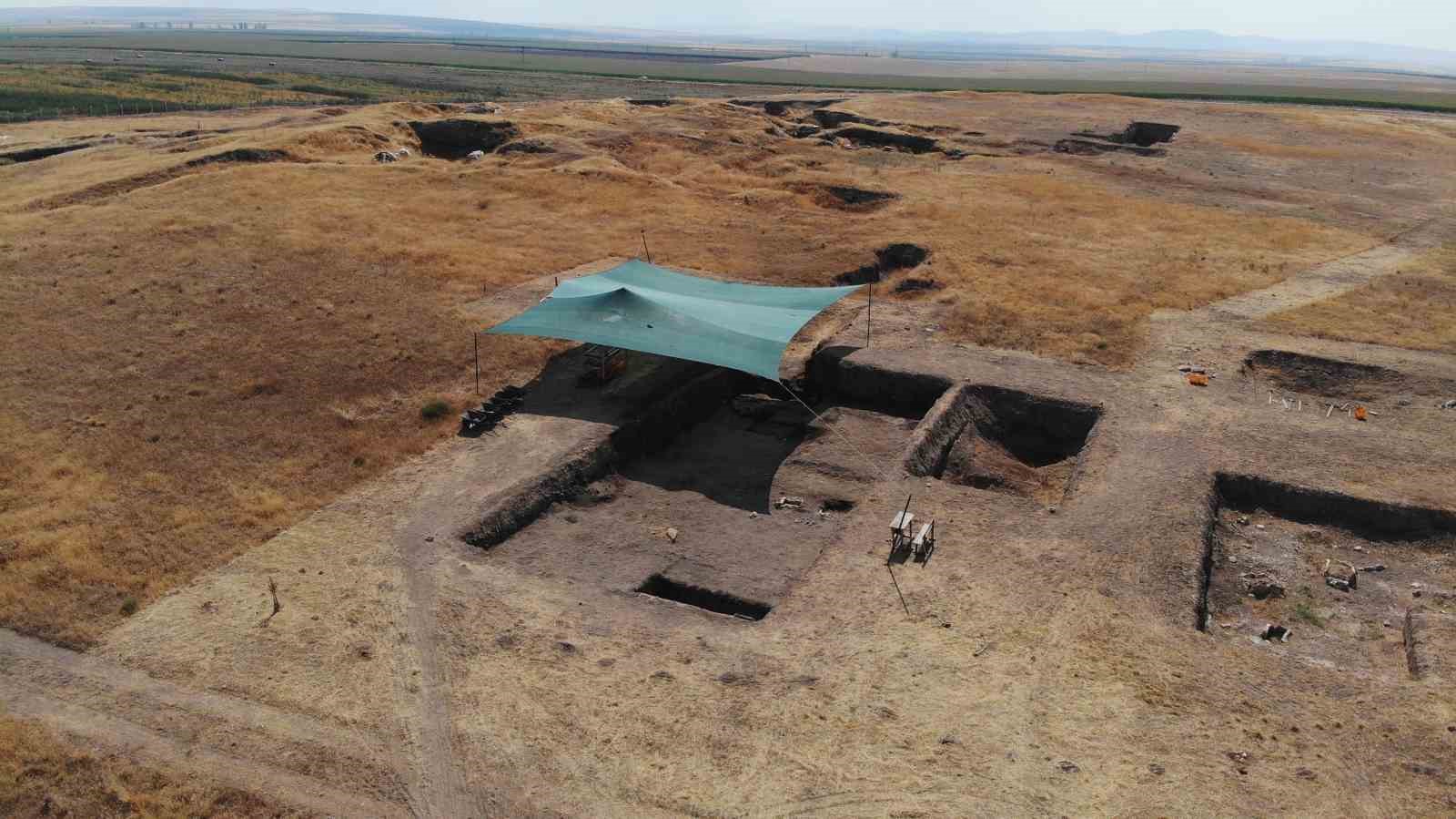 Küllüoba Höyüğü’ndeki mezarlık alanda yapılan arkeolojik çalışmaların ilginç sonuçları 