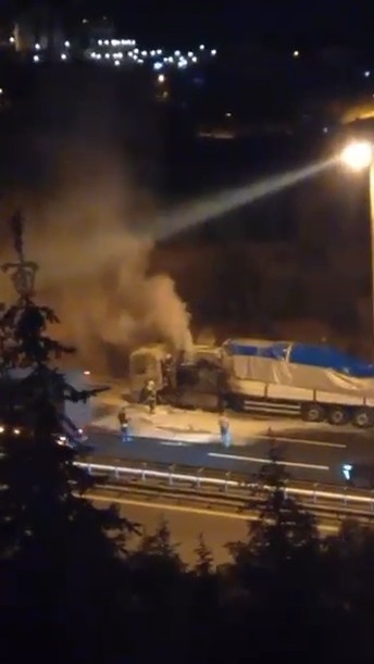 TEM’de seyir halindeki tır alevlere teslim oldu 
