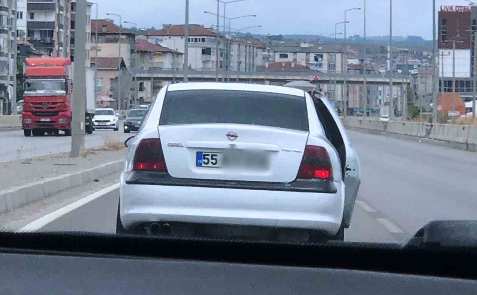Samsun’da trafikte tehlikeli yarış: Kapıyı açıp video çektiler 