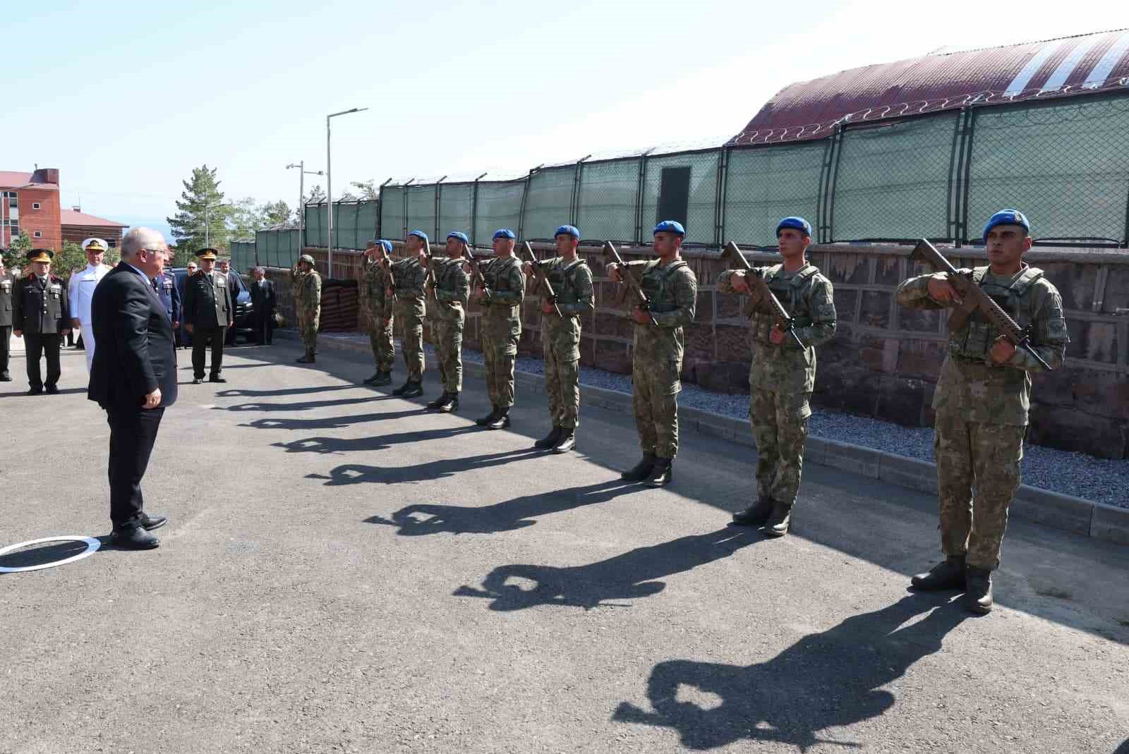 Bakan Güler, Bitlis Ahlat Komando Tabur Komutanlığını ziyaret etti 