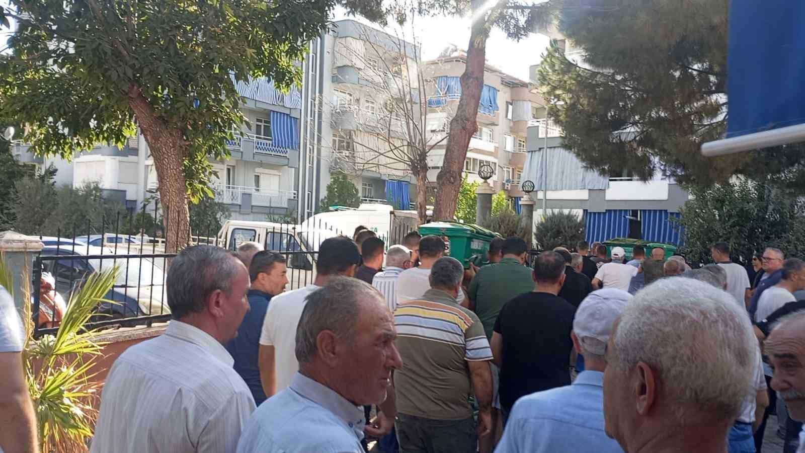 İzmir’de kazada hayatını kaybeden çift Manisa’da toprağa verildi 
