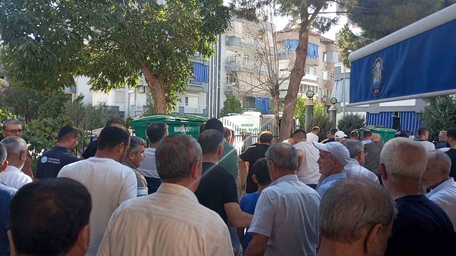 İzmir’de kazada hayatını kaybeden çift Manisa’da toprağa verildi 