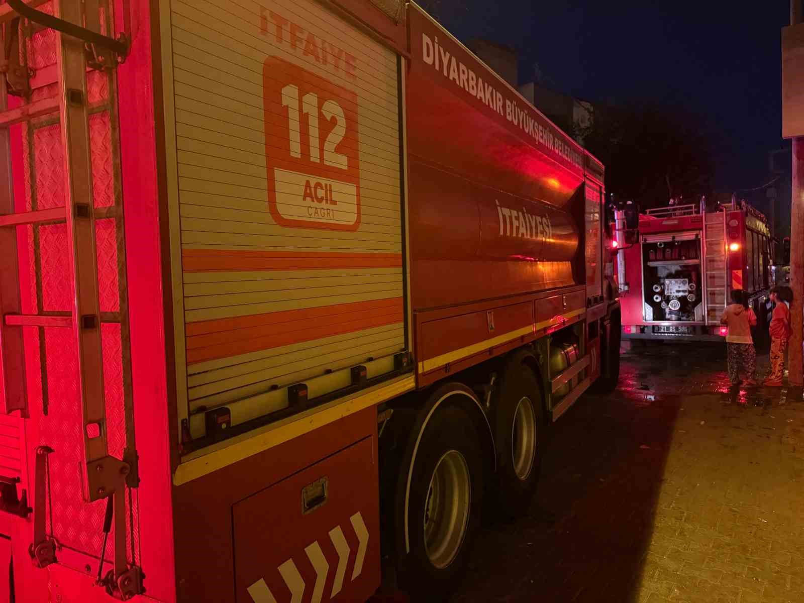 Diyarbakır’da bir evde patlama sonrası yangın çıktı: 1’i ağır 4 yaralı