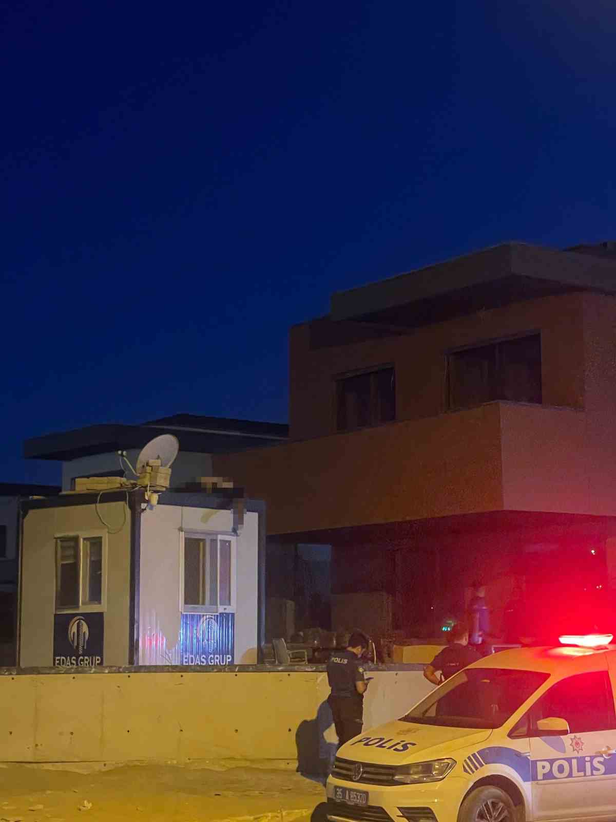 İnşaatta korku dolu anlar: Konteynerin üstünde ceset bulundu