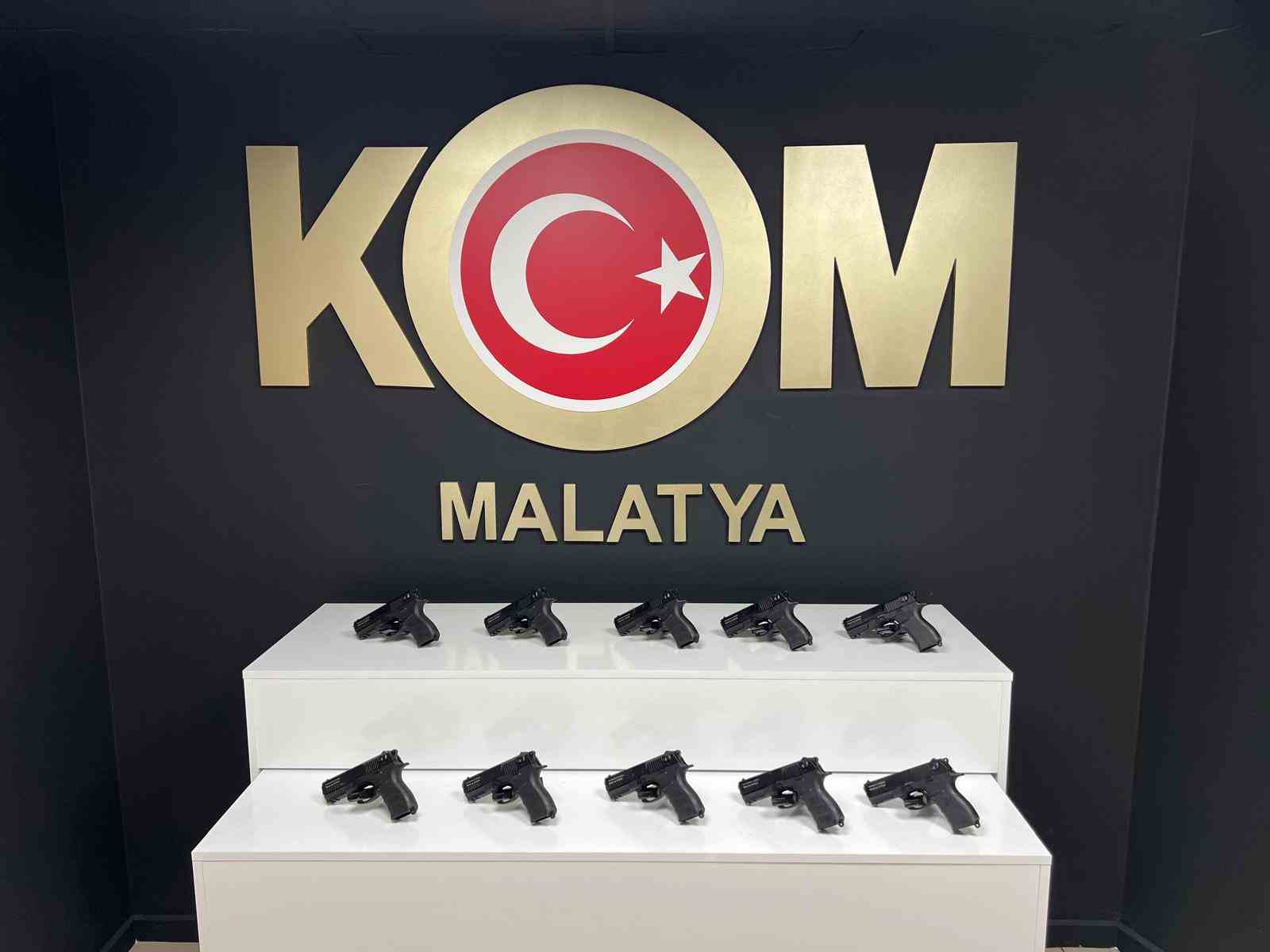 Malatya’da yolcu otobüsünde 10 ruhsatsız tabanca ele geçirildi