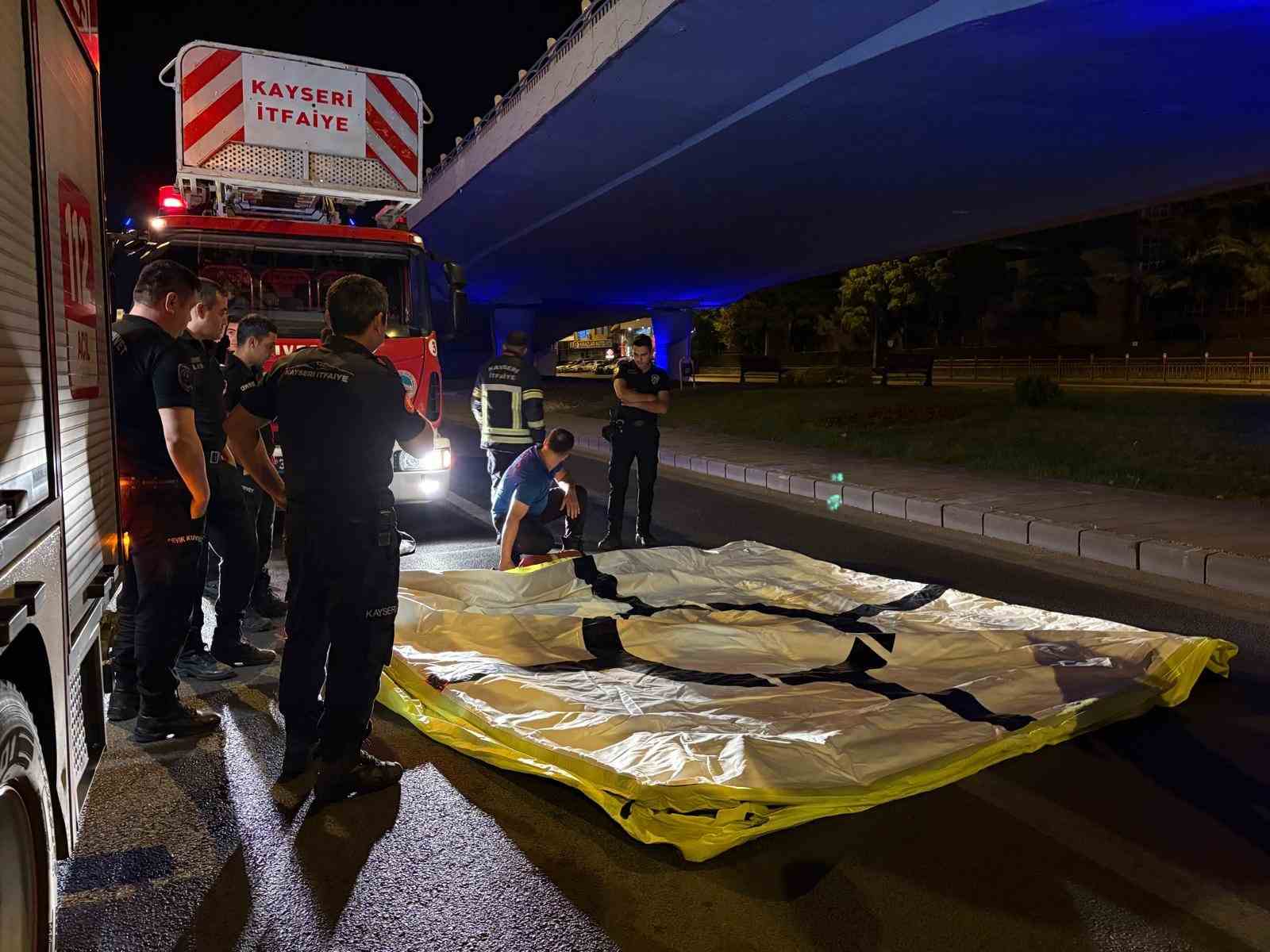 Köprüden atlamak isteyen şahsı polis ikna etti 
