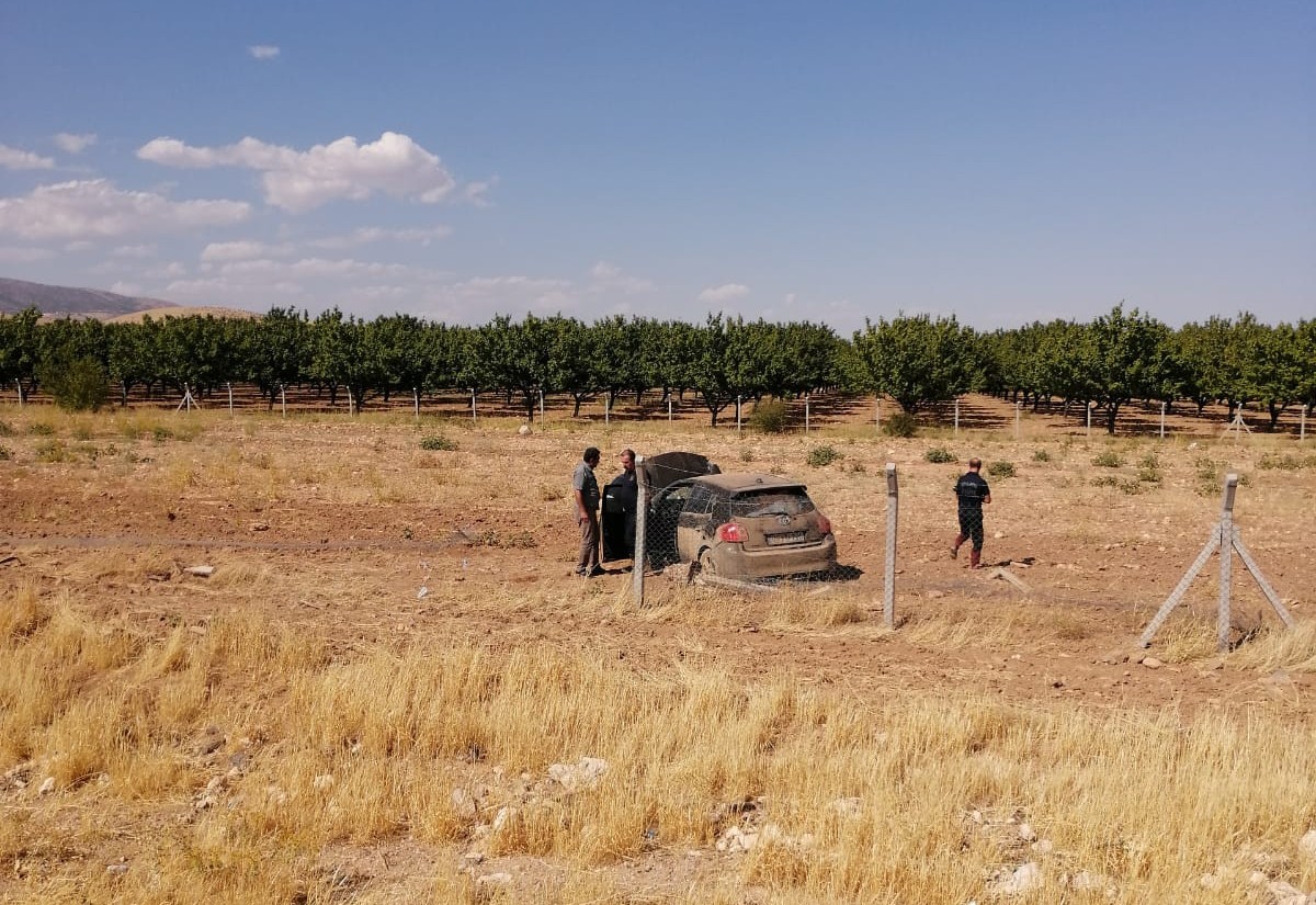 Malatya’da kontrolden çıkan otomobil bahçeye uçtu: 3 yaralı 