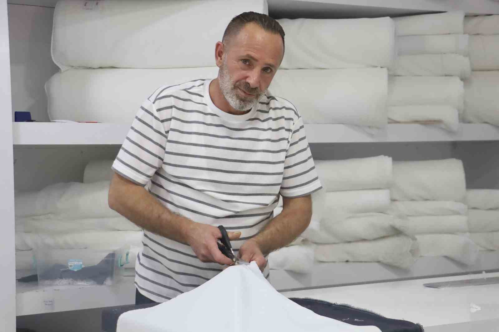 İş yerine giren 2 metrelik yılana 