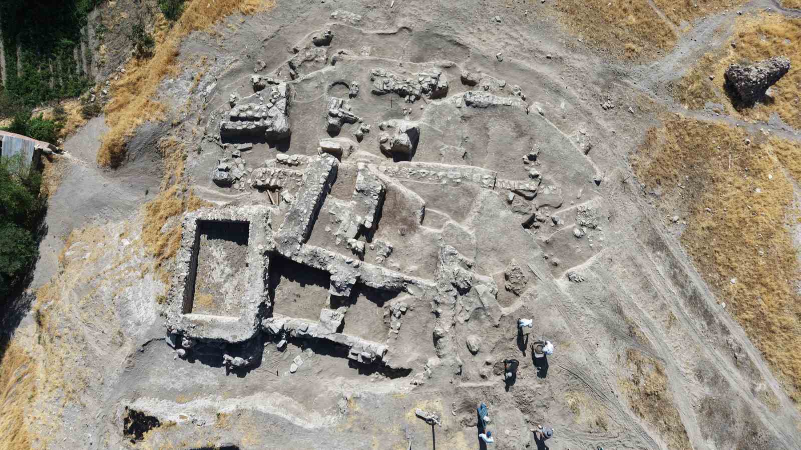 6 bin yıllık tapınaktan sonra Tadım Kalesi’nde insan ve hayvan kemikleri ortaya çıktı 