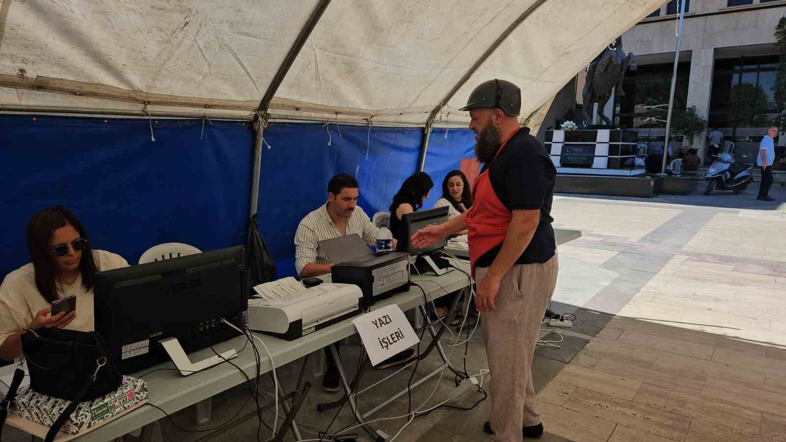 Deprem sonrası belediye hizmetlerini çadırda sürdürüyor 
