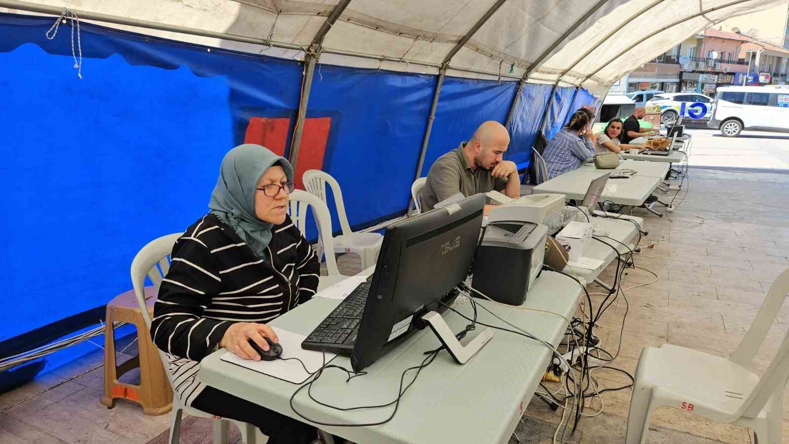 Deprem sonrası belediye hizmetlerini çadırda sürdürüyor 