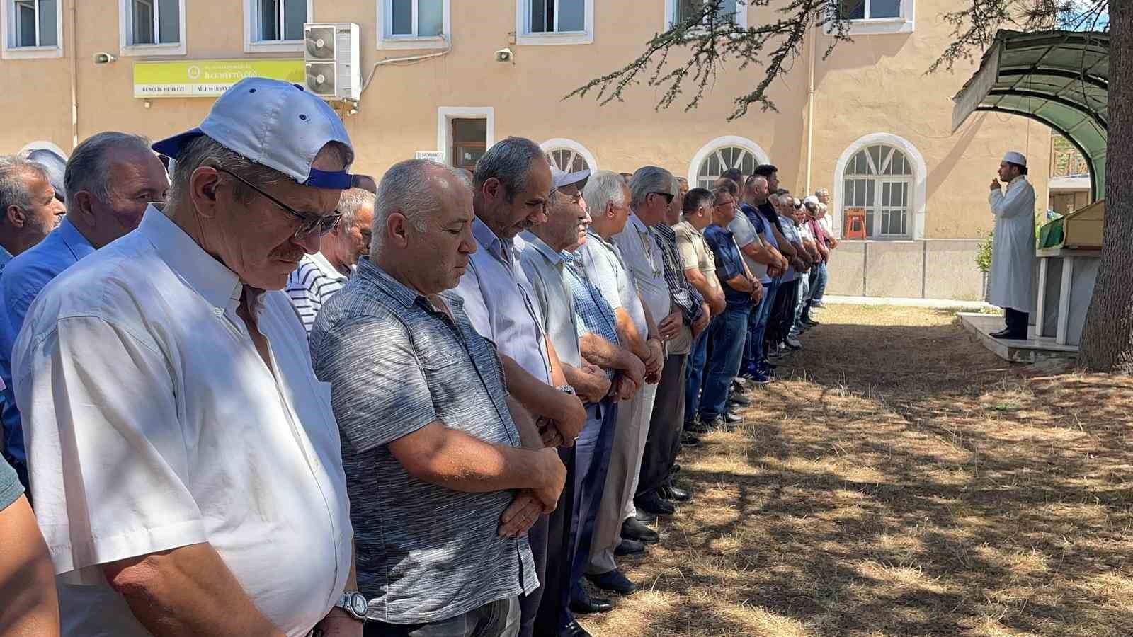 Derede ölü bulunan adamın cenazesi defnedildi 