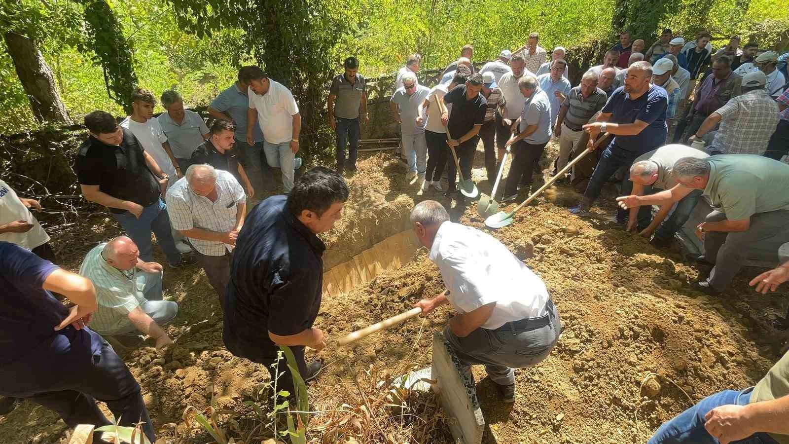 Derede ölü bulunan adamın cenazesi defnedildi 