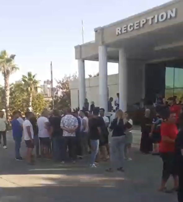 Kuşadası Vav Otel çalışanları alacaklarının verilmediği gerekçesiyle eylem başlattı 