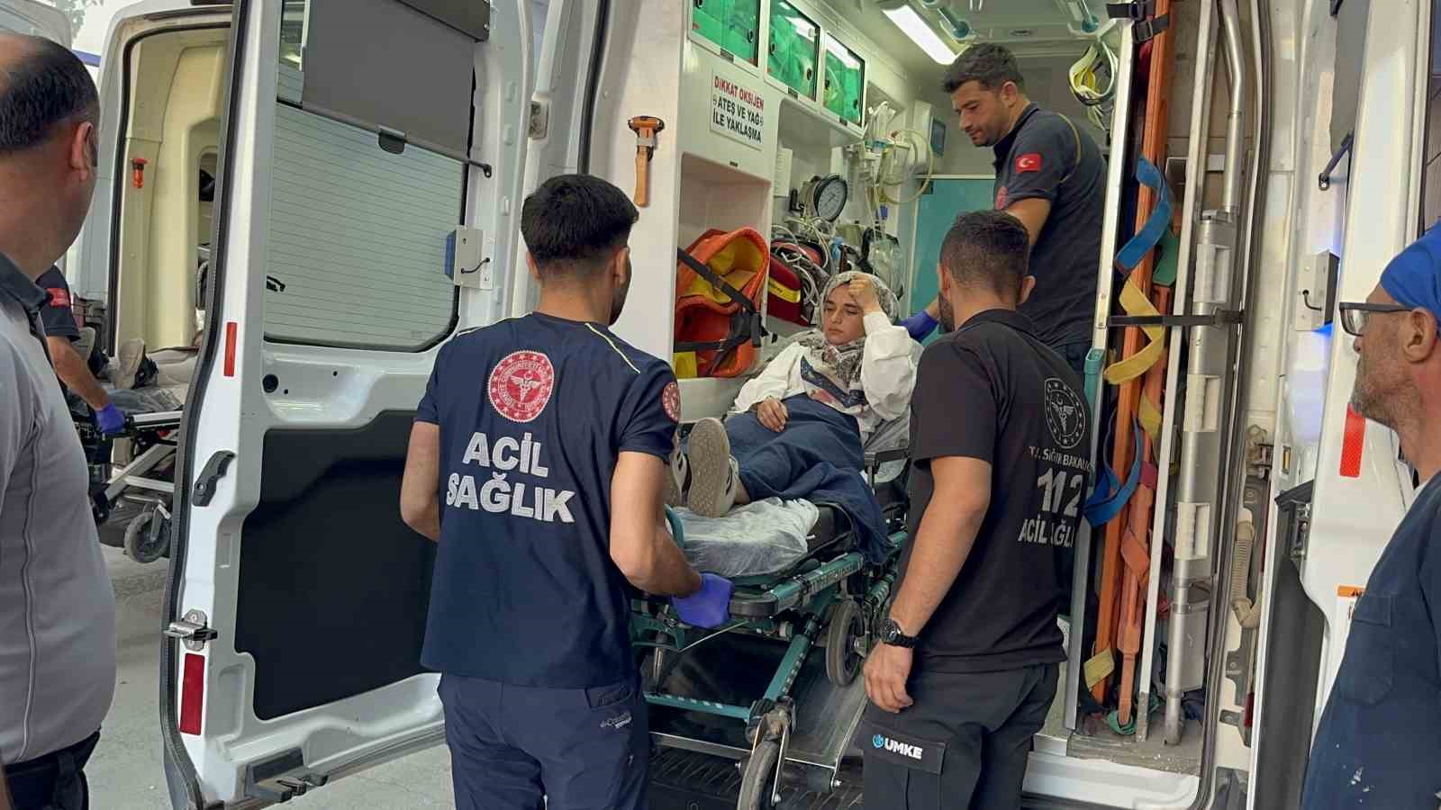 Adıyaman’da yolcu minibüsü elektrik direğine çarptı: 8 yaralı 