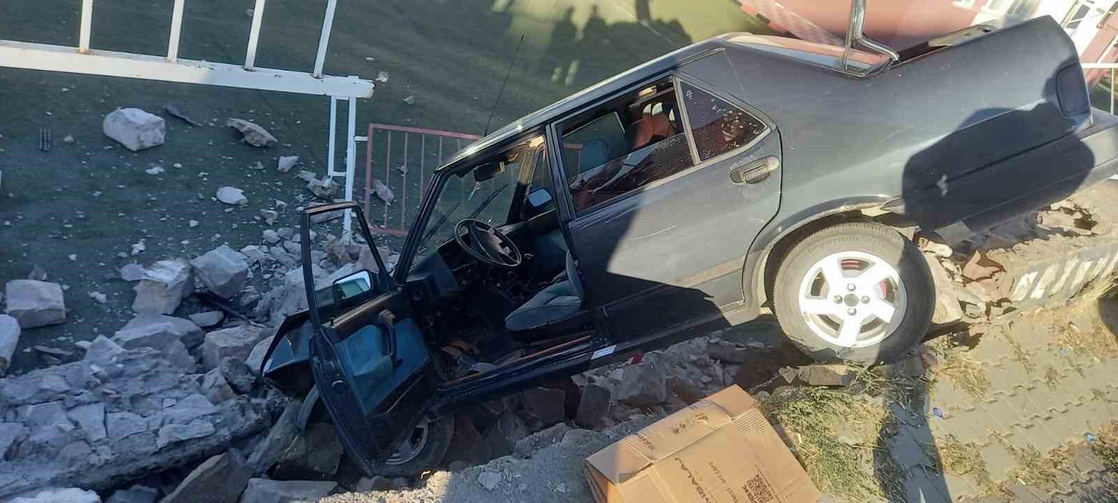 Yozgat’ta kontrolden çıkan otomobil okulun bahçesine uçtu