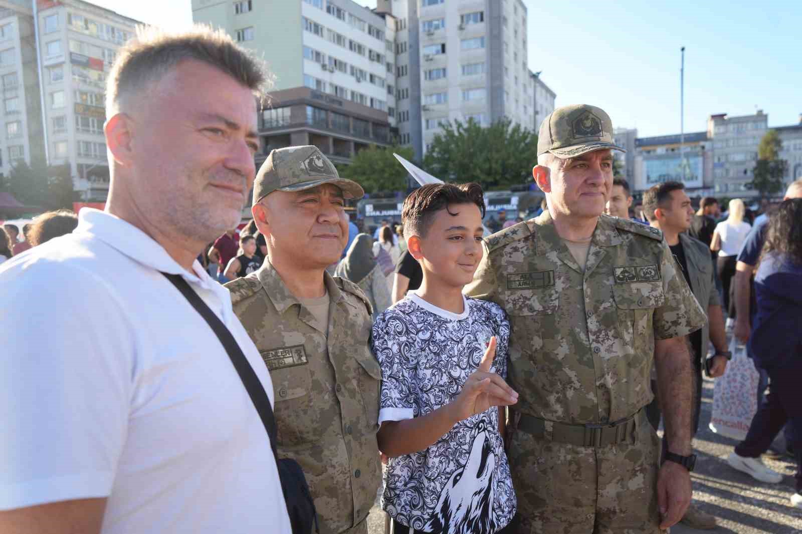 Zırhlı askeri ambulanslar ilgi odağı oldu 