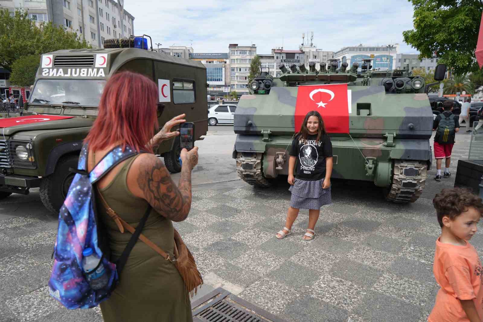 Zırhlı askeri ambulanslar ilgi odağı oldu 