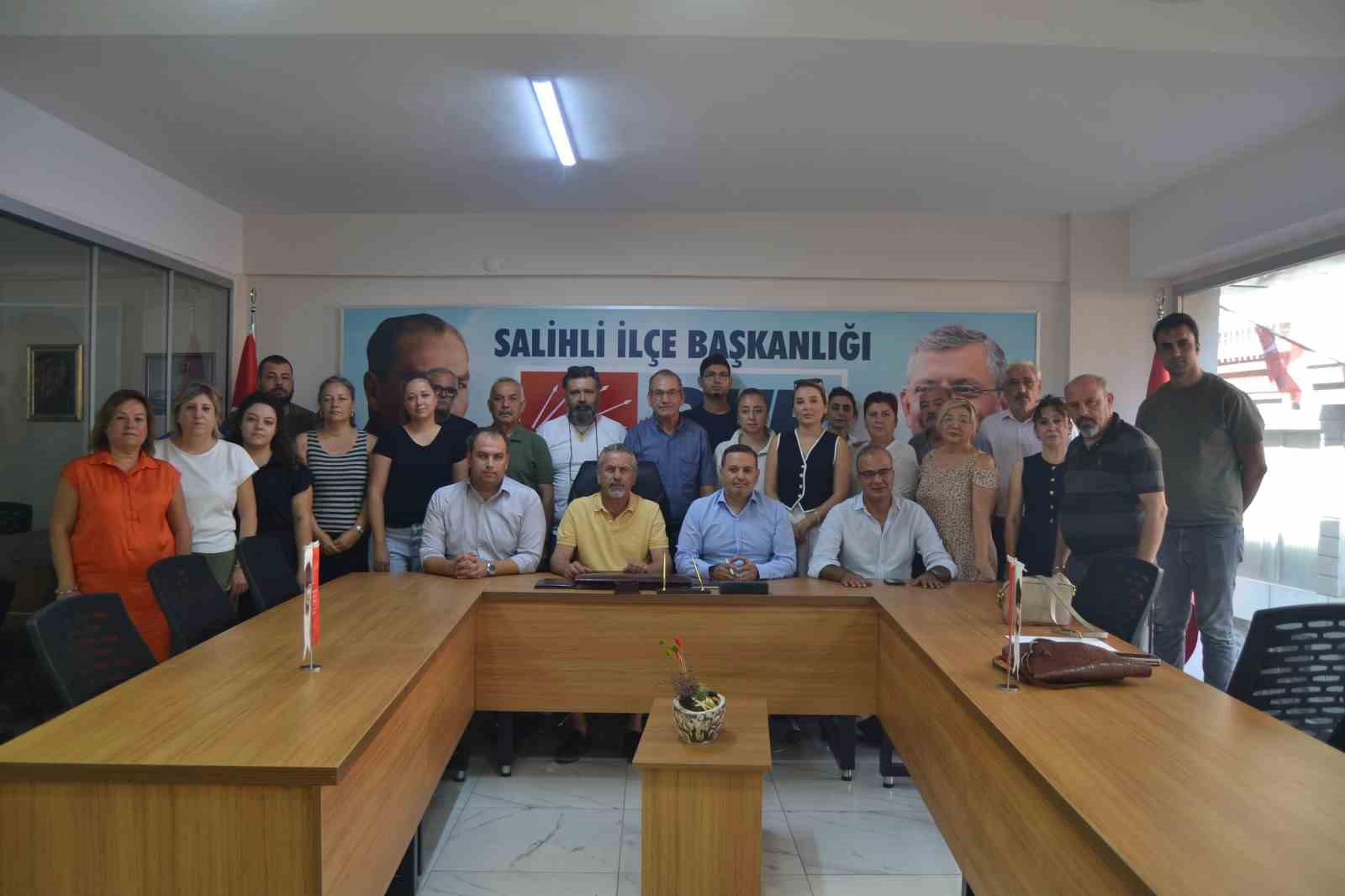 Salihli CHP’de istifa şoku: İlçe başkanı adaylıktan da çekilip istifa etti 
