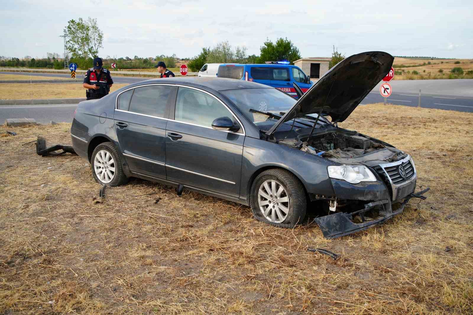 Edirne’de yoldan çıkan otomobil refüje çıktı: 5 yaralı 
