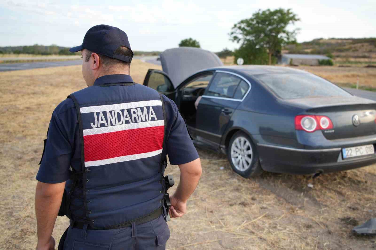 Edirne’de yoldan çıkan otomobil refüje çıktı: 5 yaralı 