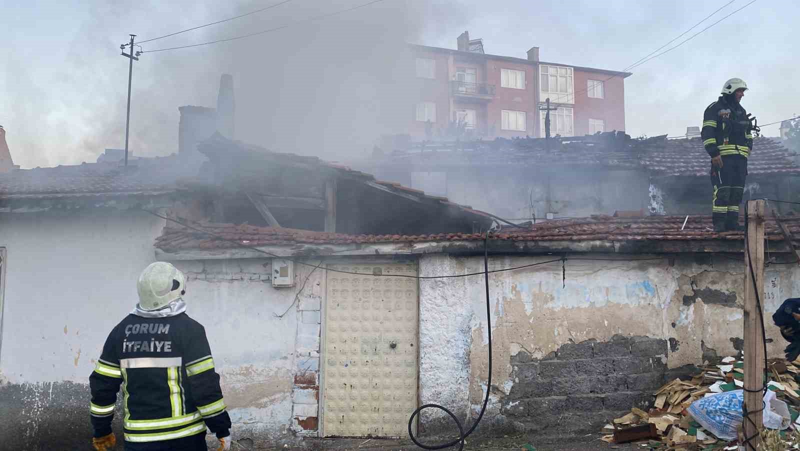 Çorum’da çıkan yangında 5 ev zarar gördü 