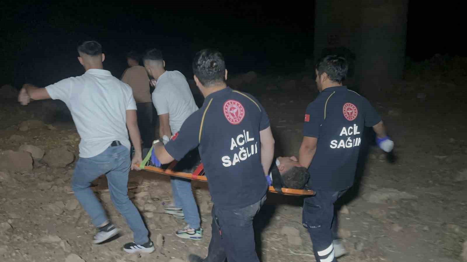Motosiklet uçurumdan yuvarlandı: 1 Ağır yaralı 