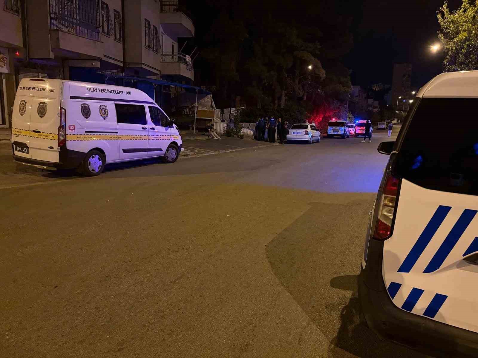 Eşi tarafından terk edilen genç adam yaşamına son verdi 