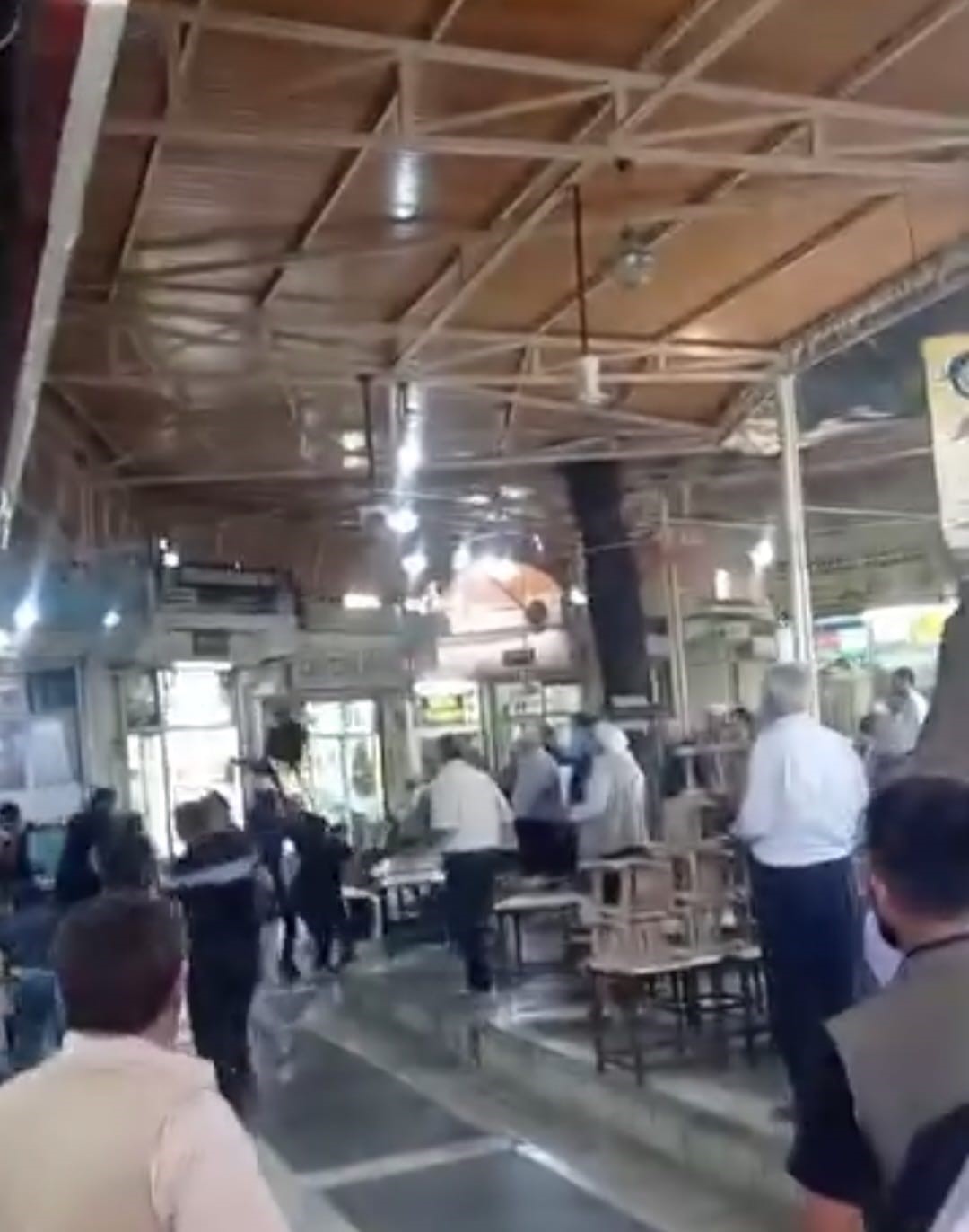 Siverek’te sandalye ve masaların havada uçuştuğu kavgada 4 kişi yaralandı 