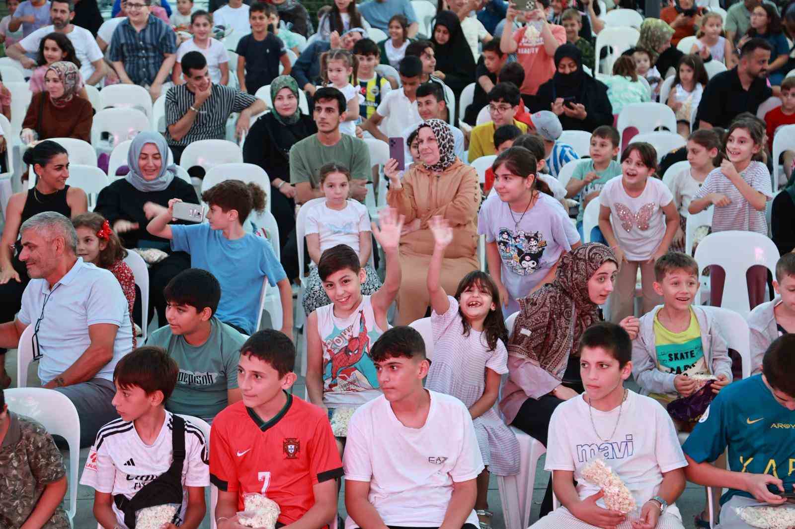 Miniklere açık havada sinema keyfi 