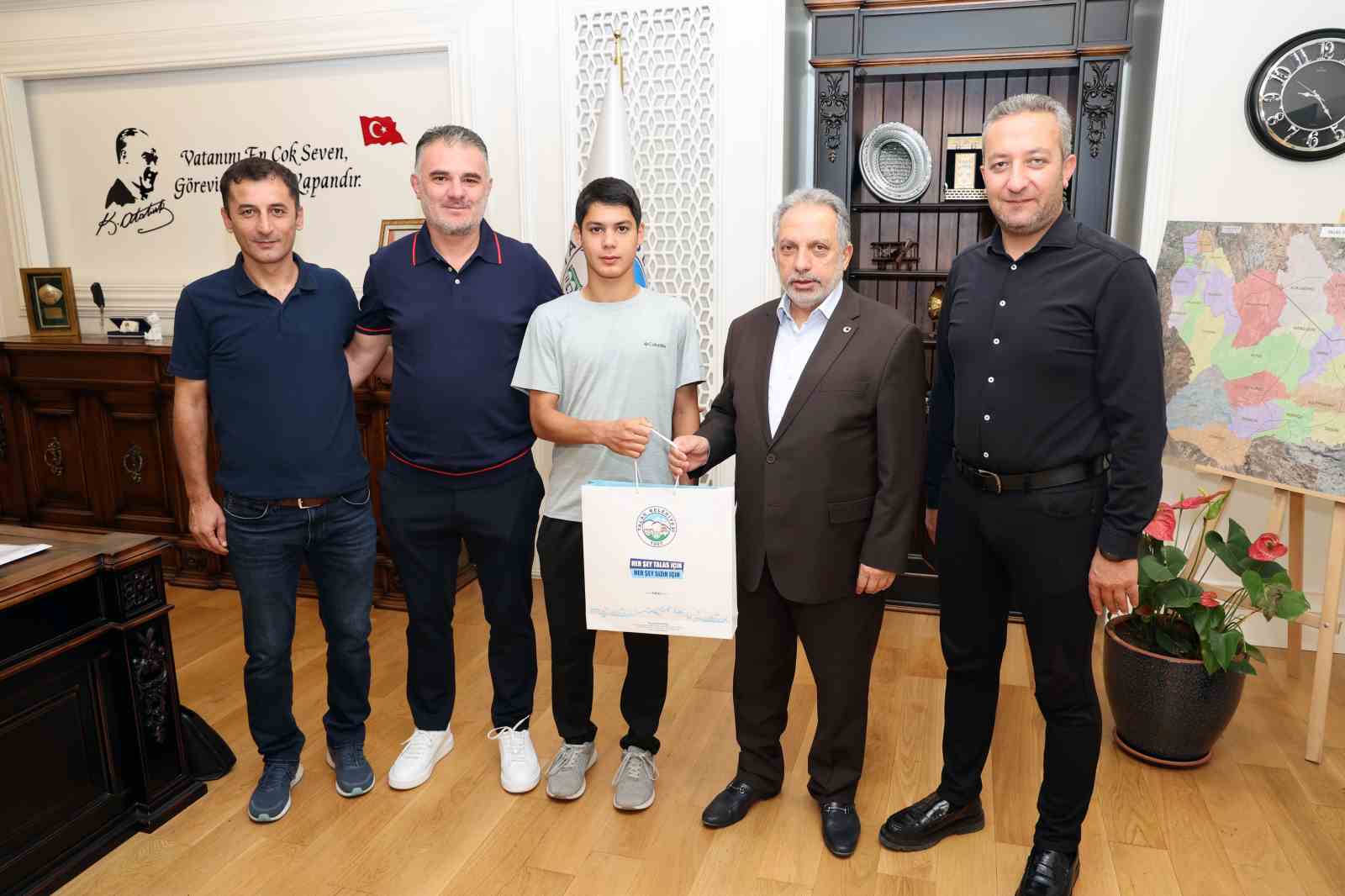 Talas Belediyespor’un gururu Mustafa Çiğdem’den Başkan Yalçın’a ziyaret 