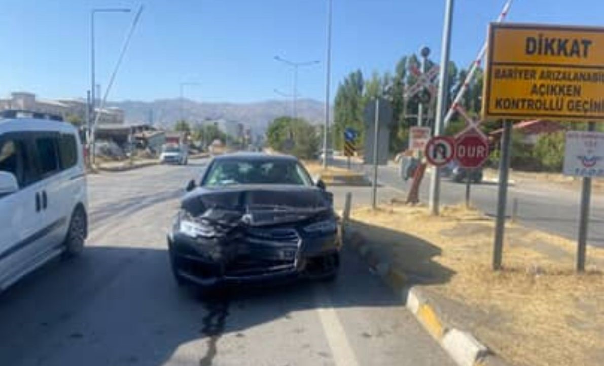 Muş’ta hemzemin geçitte kaza: 2 yaralı 