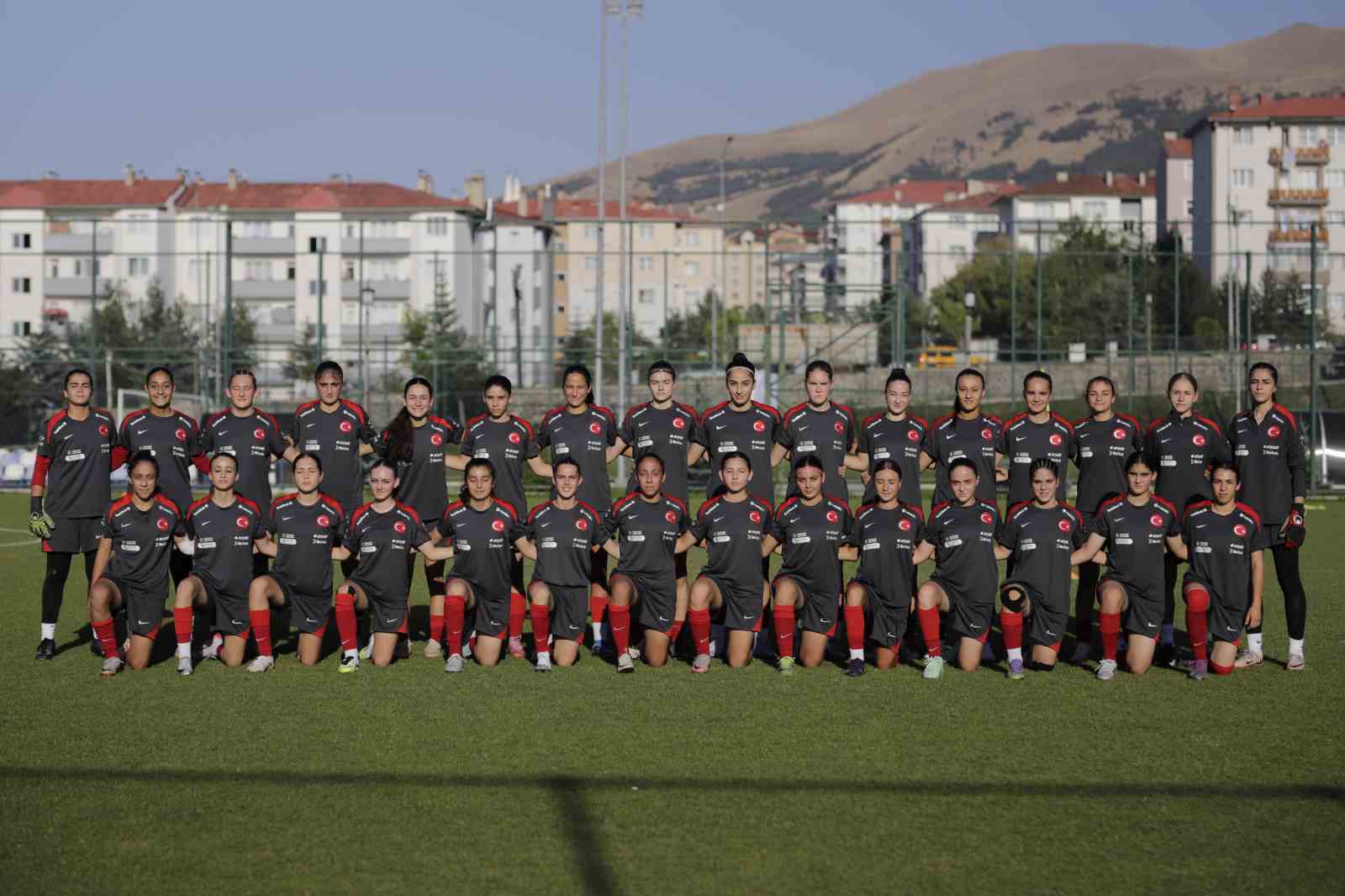 U17 Kız Millî Takımı’nın Erzurum hazırlık kampı sürüyor 