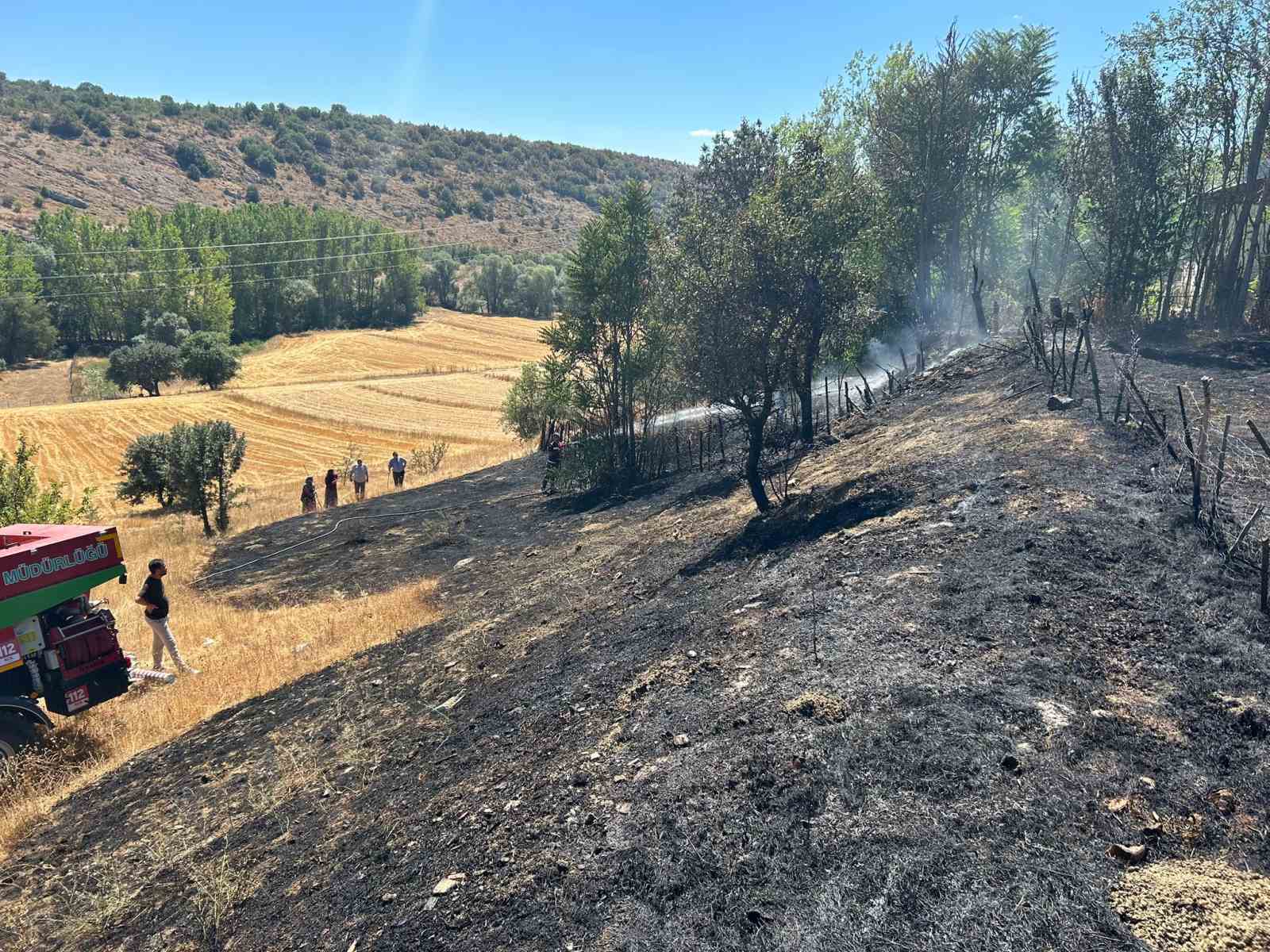 Bahçe yangını evlere sıçramadan söndürüldü 