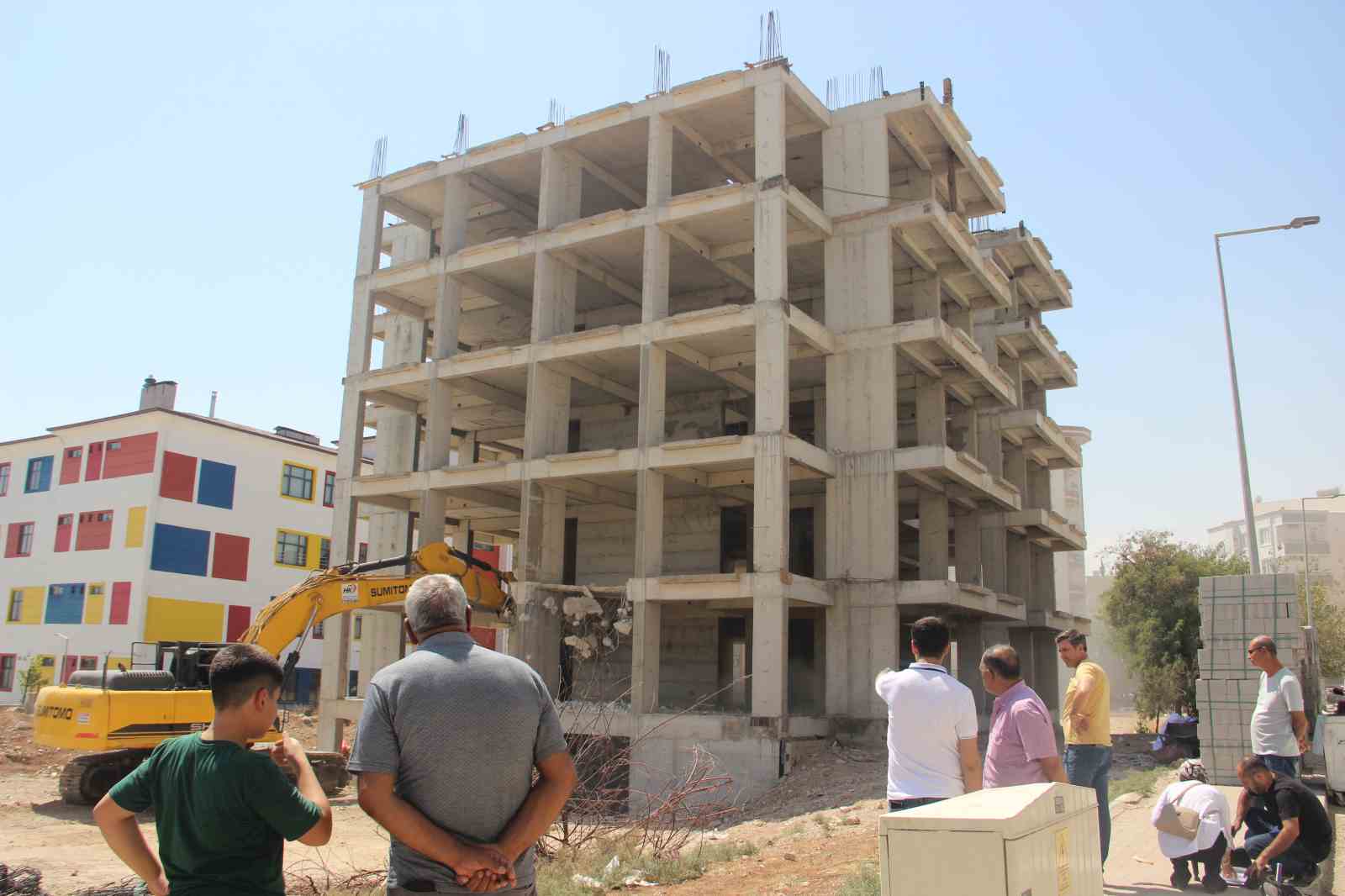 Müteahhit kendisini ihbar etti: Bina mühürlenerek yıkımı yapıldı 