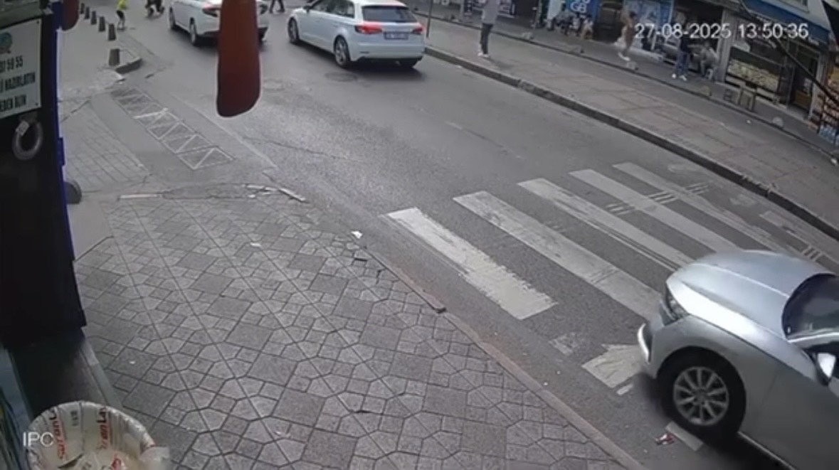 Beyoğlu’nda otomobilin dede ve torununa çarptığı kaza kamerada 