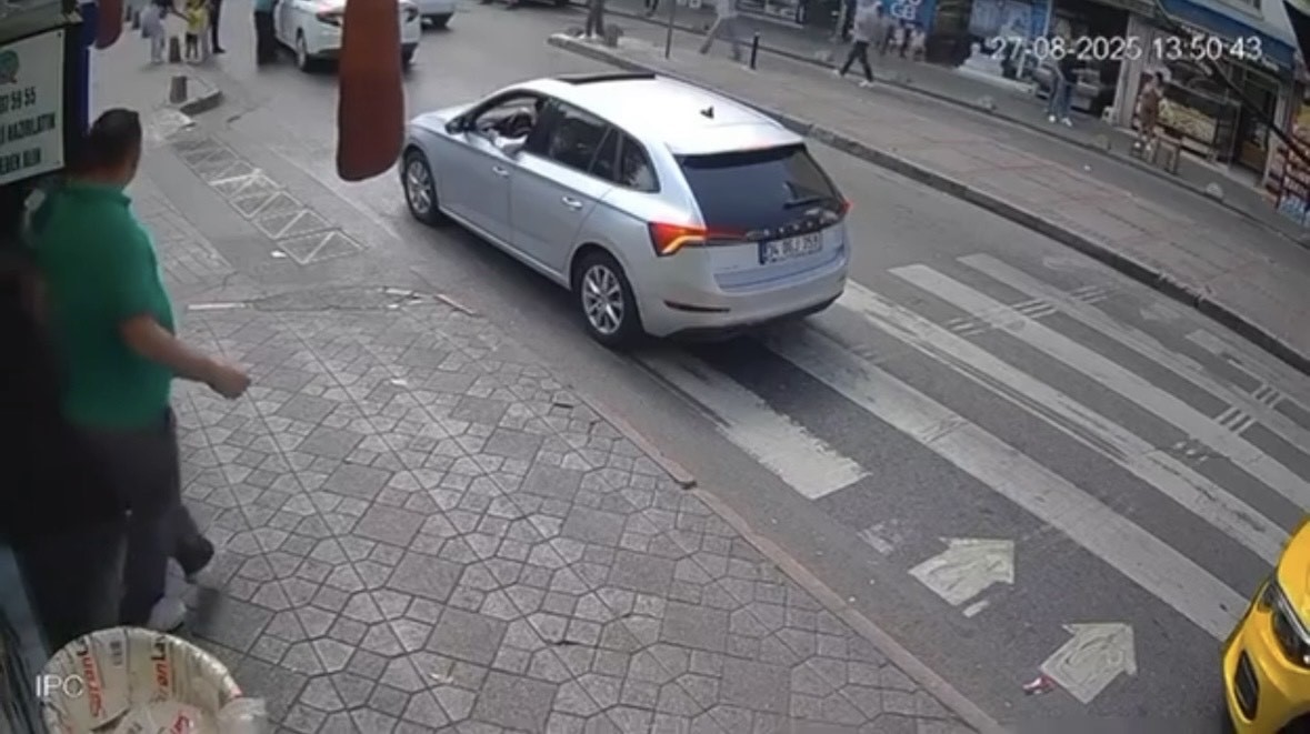 Beyoğlu’nda otomobilin dede ve torununa çarptığı kaza kamerada 