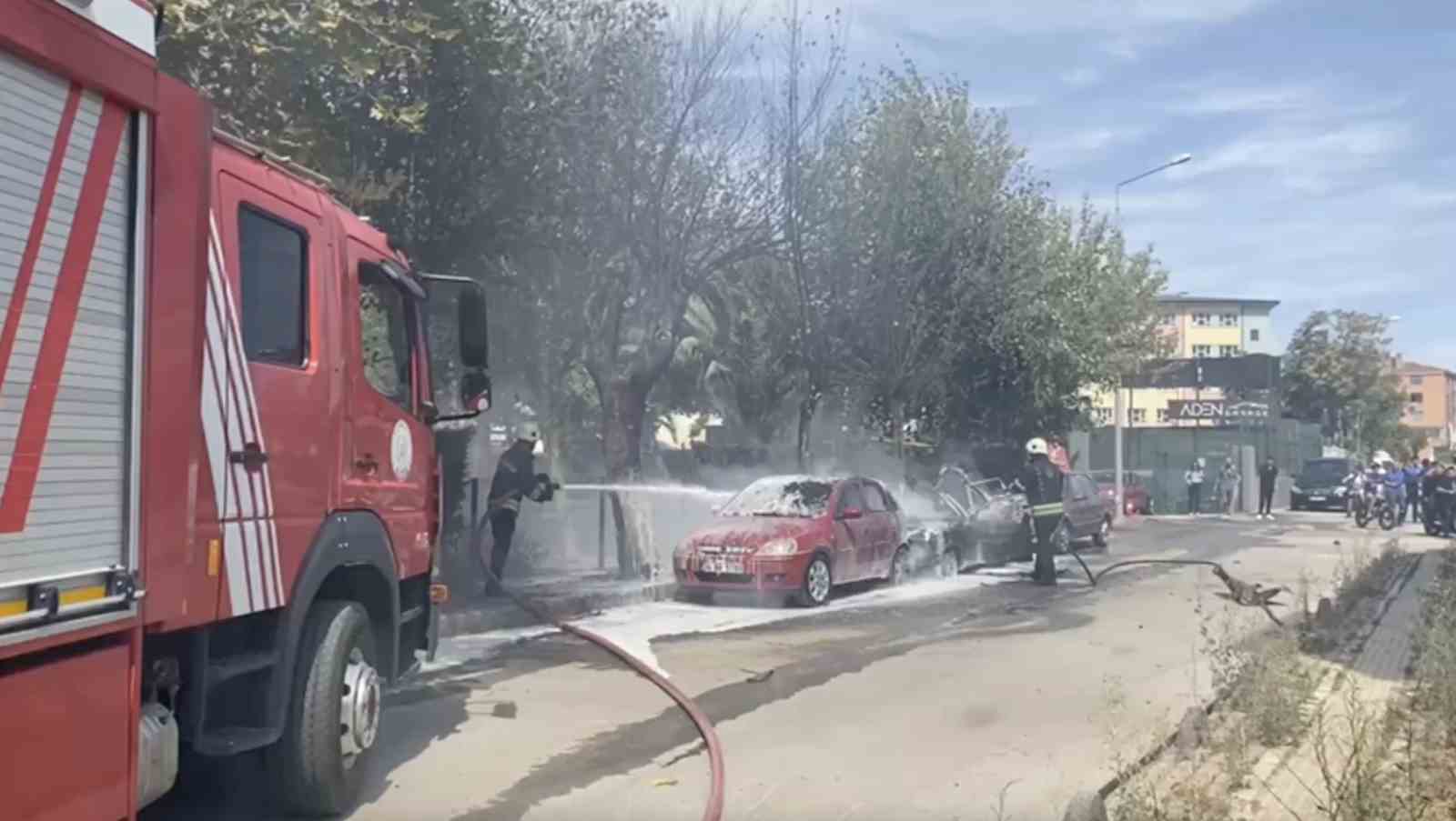 Park halindeki iki otomobil alev alev yandı 