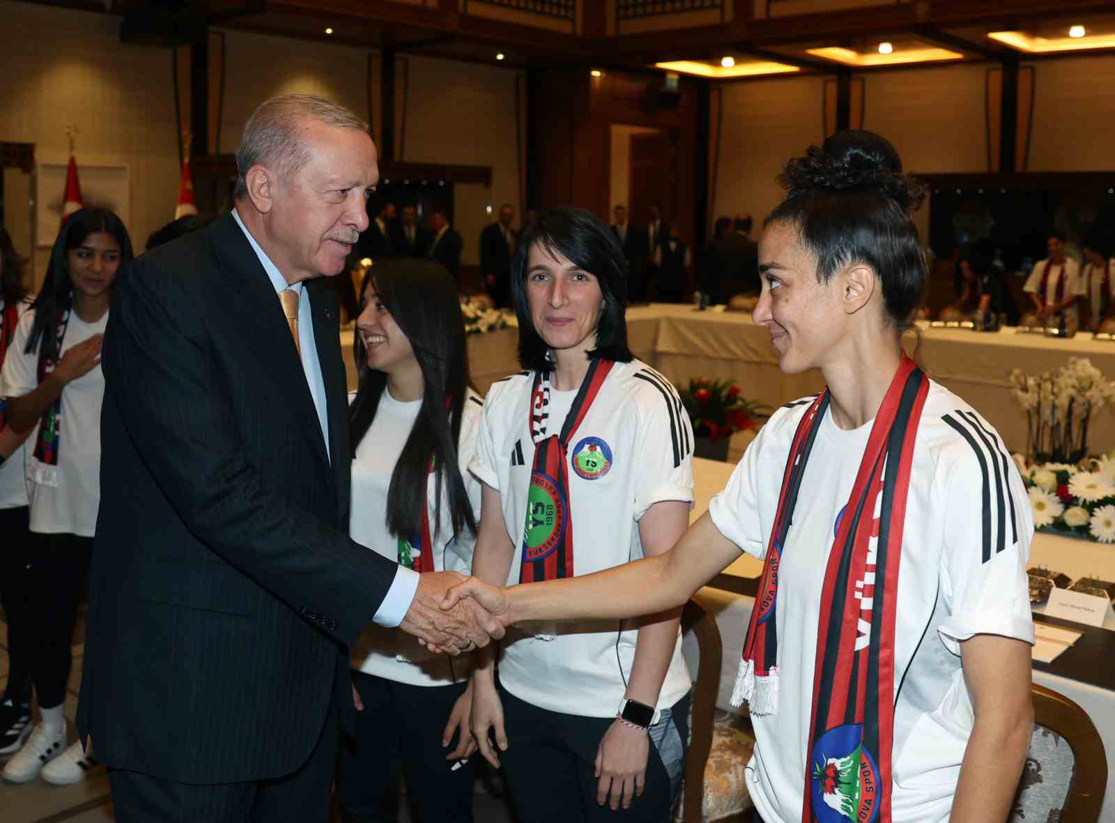 Cumhurbaşkanı Erdoğan, Yüksekovaspor Kadın Futbol Takımı’nı kabul etti 