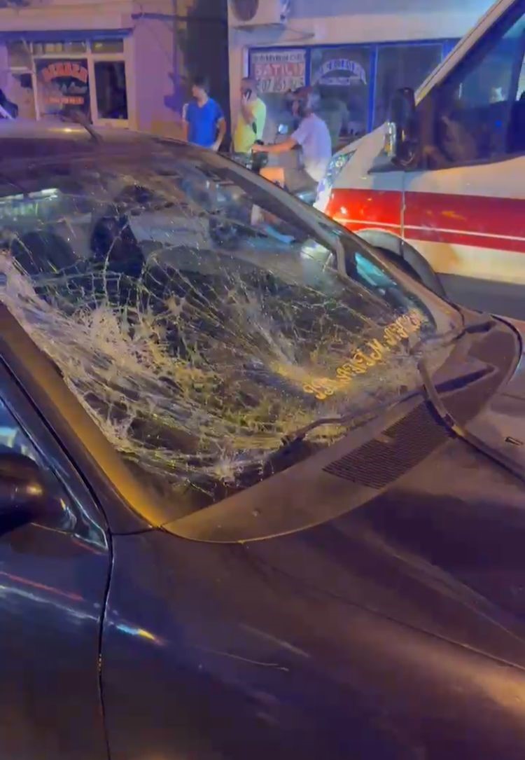 Anne ve kızına otomobilin çarptığı kaza kamerada 