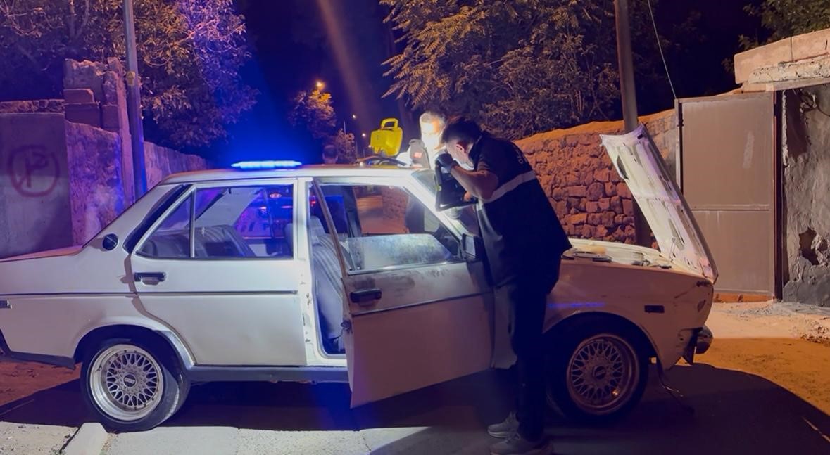 Çaldıkları otomobille kaza yapıp, otoparka park ettiler 