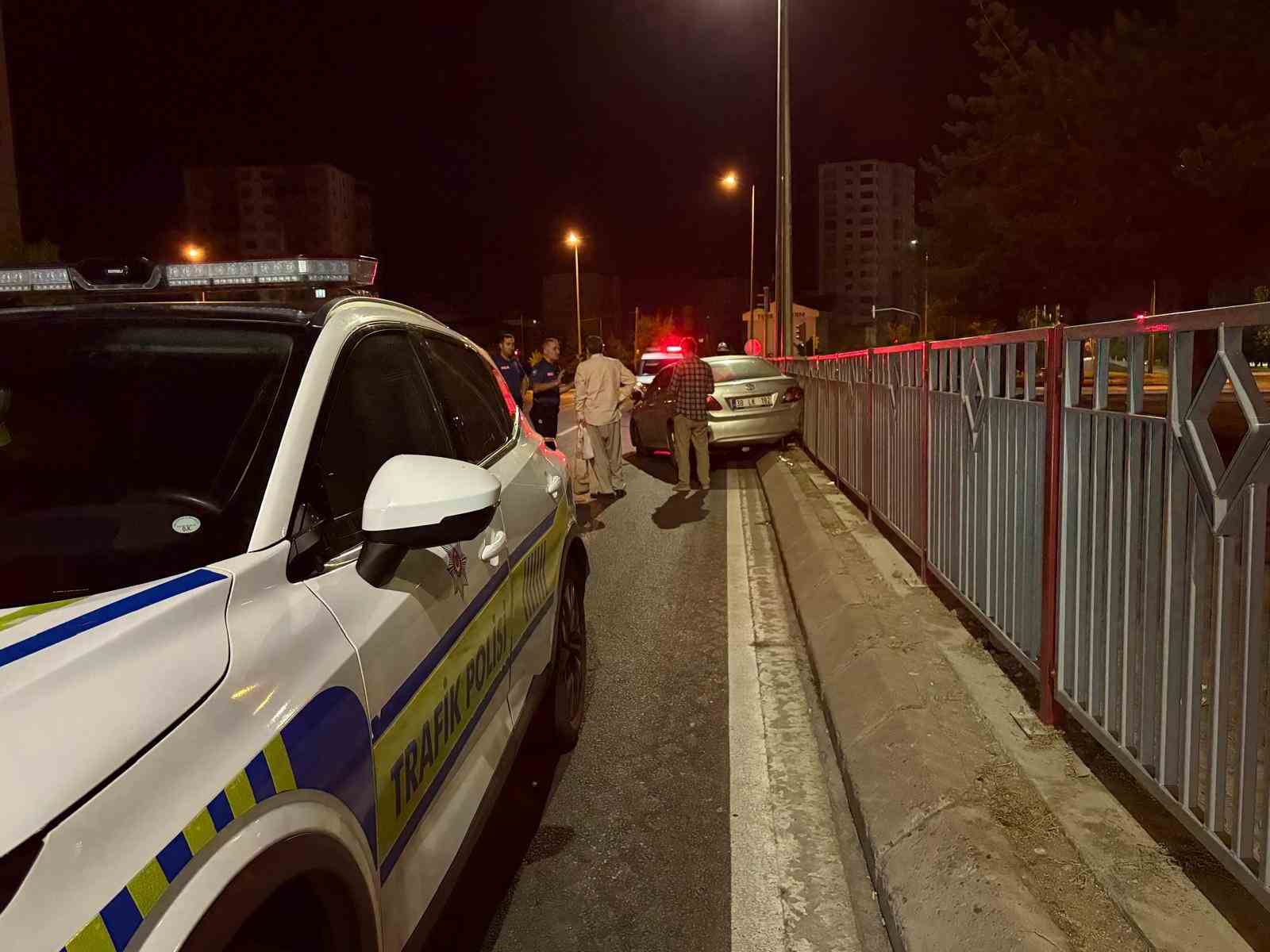 Bariyerlere çarpan otomobilin tekerleği fırladı: 2 yaralı 