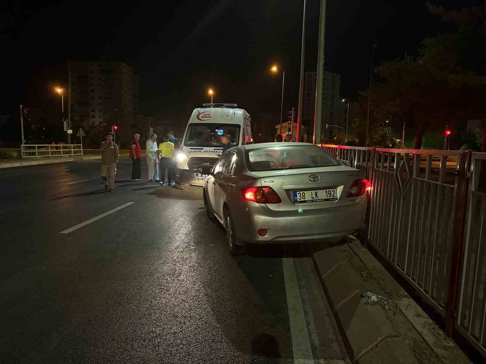 Bariyerlere çarpan otomobilin tekerleği fırladı: 2 yaralı 
