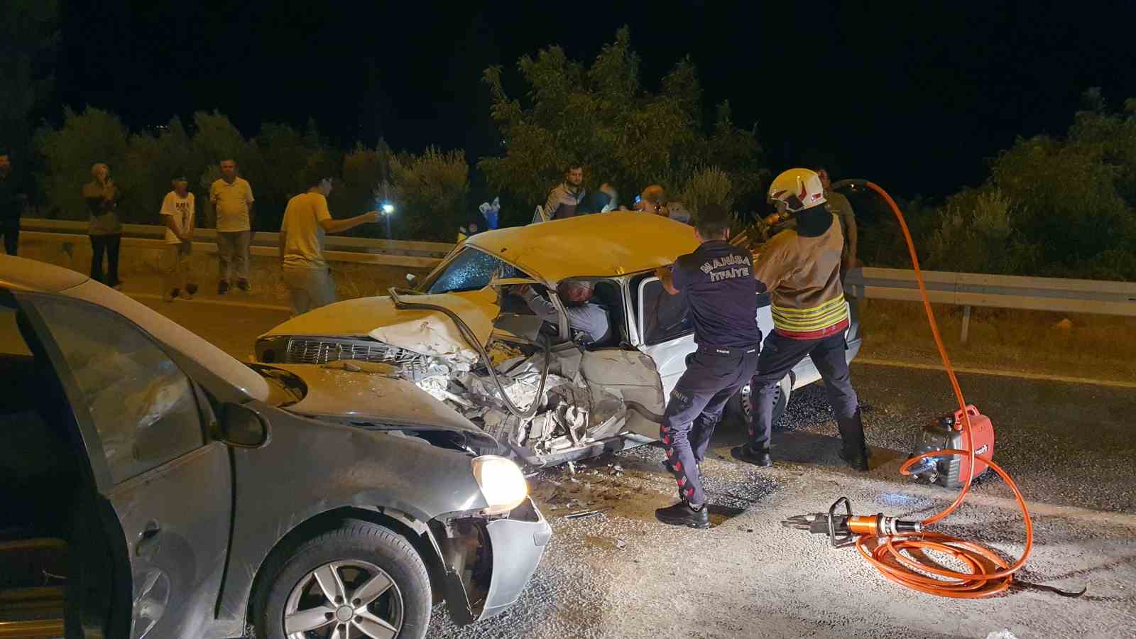 Manisa’da iki otomobil kafa kafaya çarpıştı: 7 yaralı 