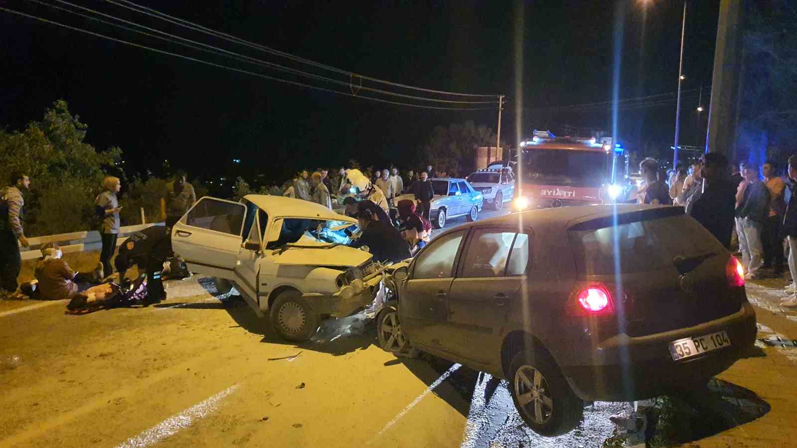 Manisa’da iki otomobil kafa kafaya çarpıştı: 7 yaralı 