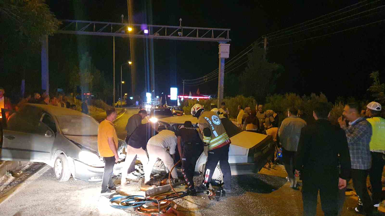 Manisa’da iki otomobil kafa kafaya çarpıştı: 7 yaralı 