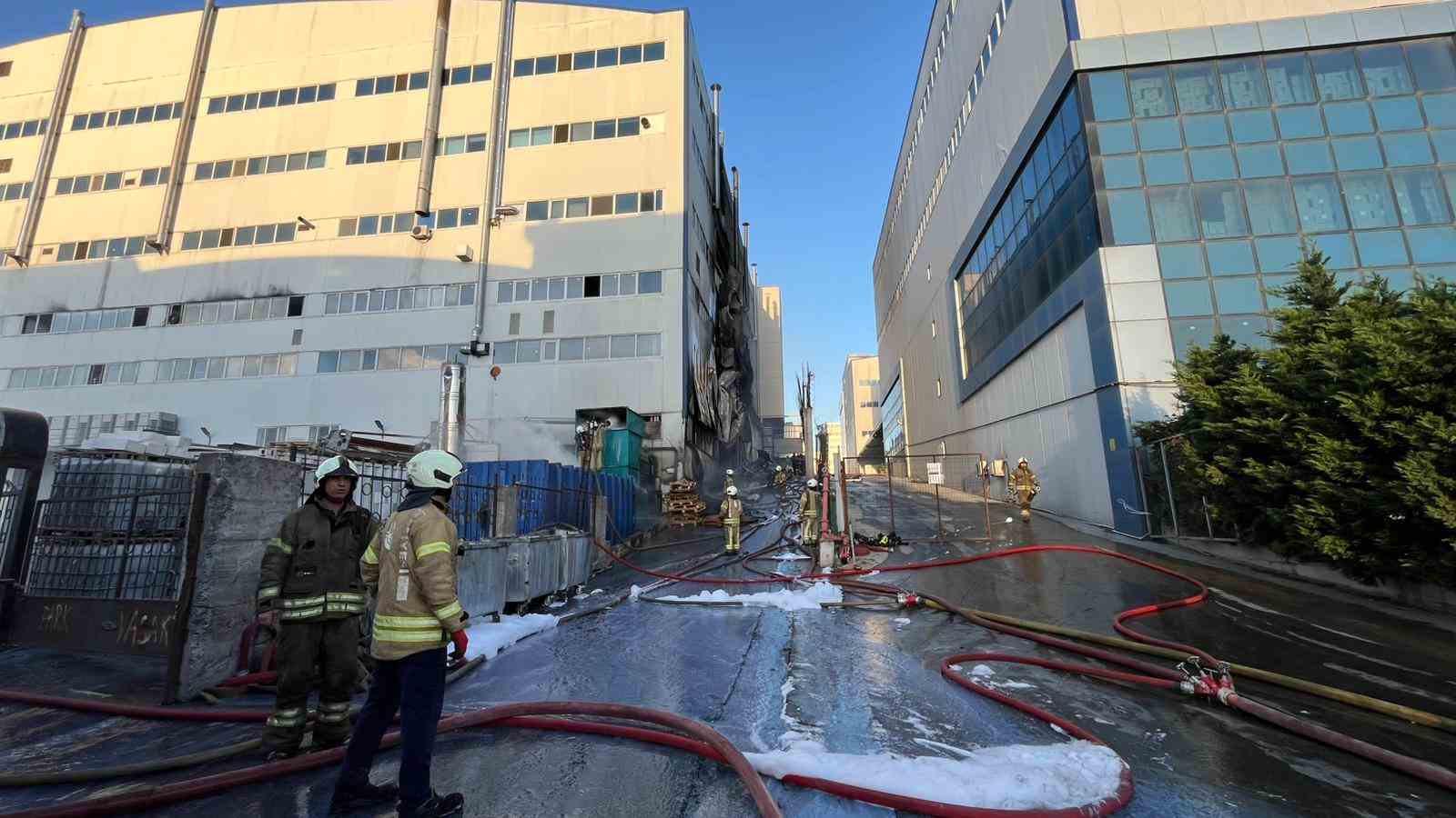 Arnavutköy’deki fabrika yangını kontrol altına alındı 