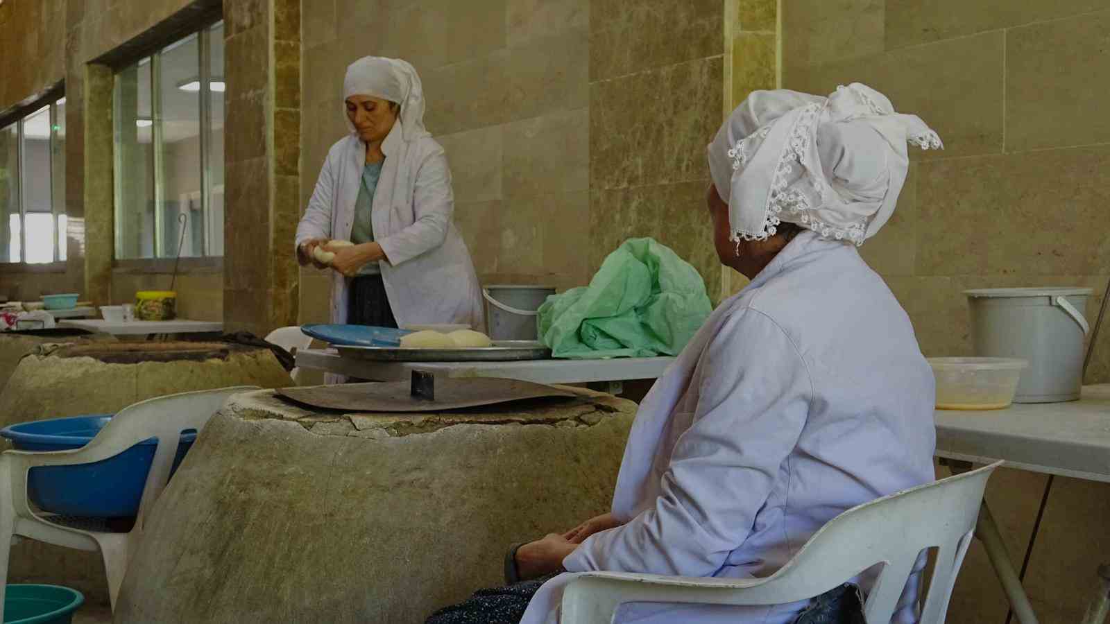 Mardinli kadınlar tandırlarda emeklerini pişiriyor 