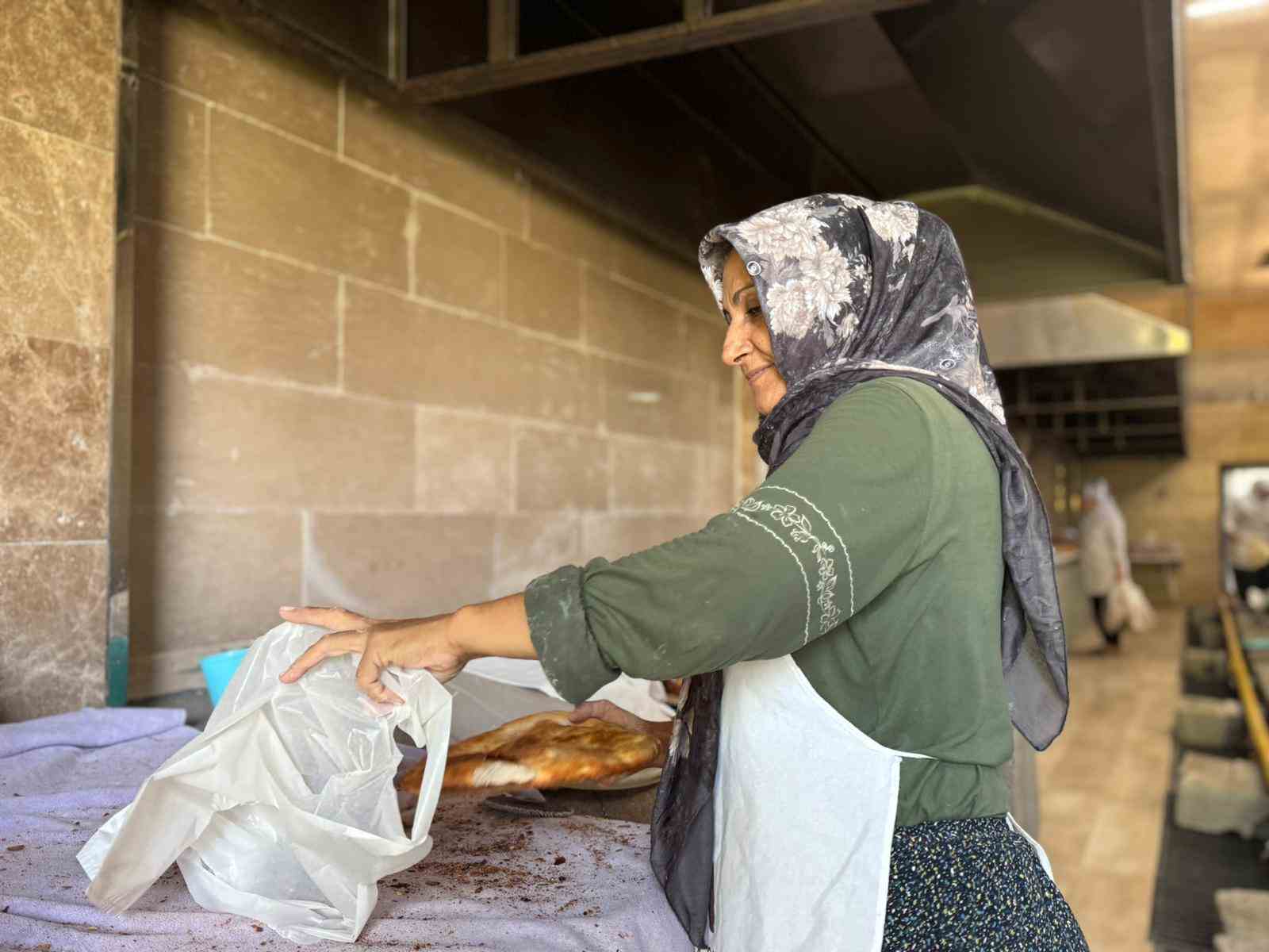 Mardinli kadınlar tandırlarda emeklerini pişiriyor 