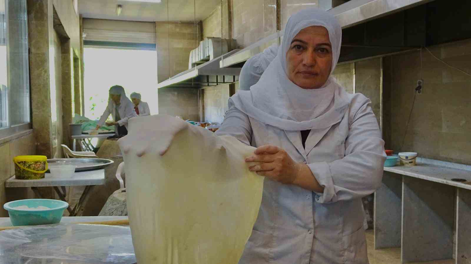 Mardinli kadınlar tandırlarda emeklerini pişiriyor 